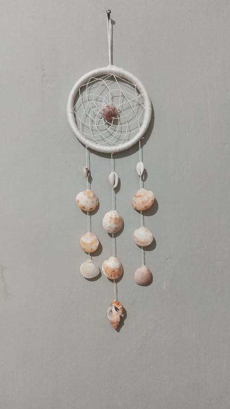 Dream catcher Ocean Themed Dream Catcher, Sea Shell Dream Catcher, Seashell Dreamcatcher, Shell Dream Catcher, Homemade Dream Catchers, Shells Diy, Dream Catcher Craft, Shell Crafts Diy, Dream Catcher Diy