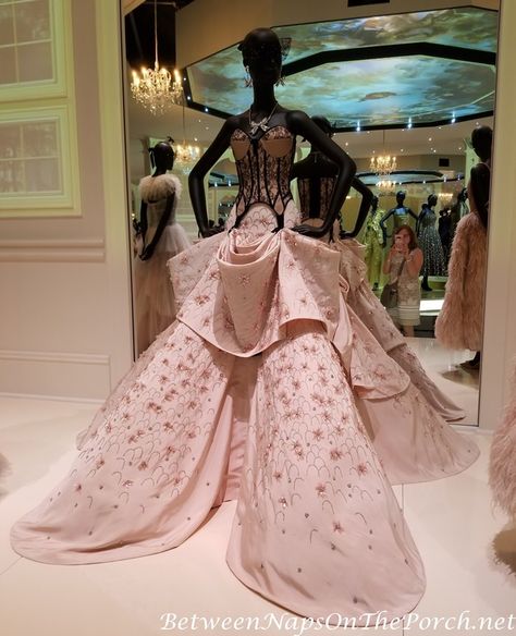 Christian Dior Exhibition, 2019, London England Designer Dresses Aesthetic, Camp Met Gala Ideas, Famous Runway Looks, Met Gala Looks Ideas, Old Dior Dress, Dior Runway Outfits, Met Gala 2024 Ideas, Dior Dress Aesthetic, Pink Met Gala Dresses