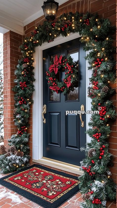 Christmas Centerpiece Ideas, Christmas Staircase Decor, Outdoor Christmas Decoration Ideas, Christmas Staircase, Outside Christmas Decorations, Classic Christmas Decorations, Creative Christmas Trees, Christmas Door Wreaths, Christmas Front Doors