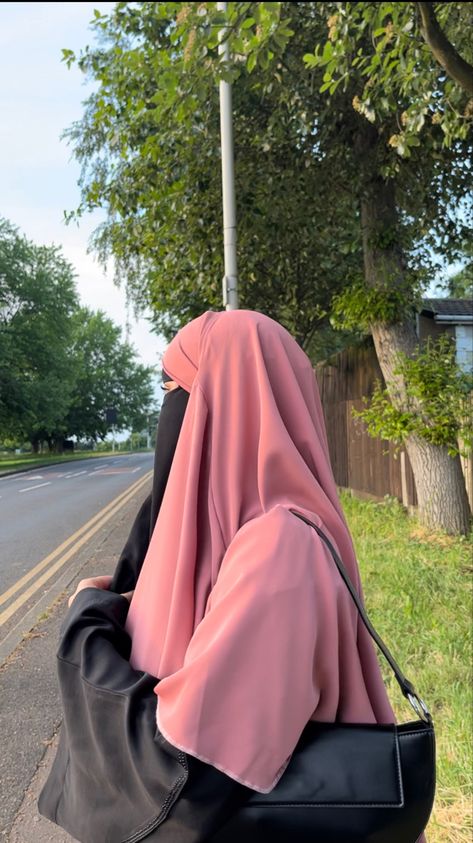 Niqab Pics, Pink Niqab, Purple Hijab Outfit, Purple Hijab, Cadbury Purple Wedding, Muslimah Outfit, Modest Fashion Hijab, Cute Gym Outfits, Modest Fits