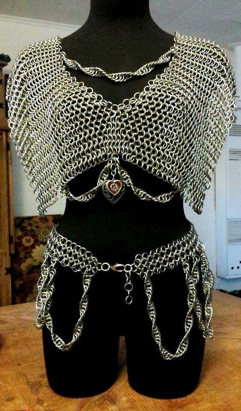 Wow, beautiful chainmaille piece done by autistic artist David Tucker Chainmail Outfit, People Talking, Renewable Energy, Kylie Jenner, Paris Fashion, Paris Fashion Week, Headpiece, Chain