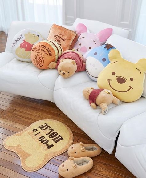 Nursery Winnie The Pooh, Quotes Winnie The Pooh, Winnie The Pooh Decor, Casa Disney, Disney Room, Pooh Nursery, Disney Room Decor, Disney Furniture, Winnie The Pooh Nursery