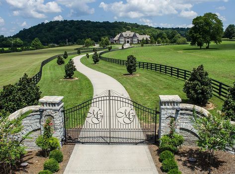 Driveway Entrance Landscaping, Dream Life House, Casa Country, Homes Interior, Dream Barn, Franklin Tn, Horse Barns, Luxury Homes Interior, Luxury Homes Dream Houses