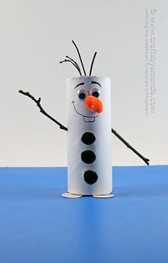 Bonhomme de neige Frozen avec rouleau en carton Olaf Craft, Kunst For Barn, Olaf Party, Frozen Crafts, Disney Frozen Olaf, Toilet Paper Roll Crafts, Paper Roll Crafts, Toilet Paper Roll, Childrens Crafts