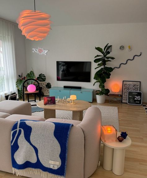 Retro Mcm Living Room, Streetwear Living Room, Dream Asethic, Mexican Apartment Decor, Avant Basic Decor, Colorful Minimalist Living Room, Basic Living Room, Girly House Decor, La Apartment