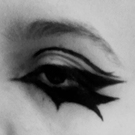 Gothic Eyeliner Looks, Gothic Eyeliner For Hooded Eyes, Dramatic Eyeliner Goth, Goth Eyeliner Hooded Eyes, Goth Makeup Hooded Eyes, Gothic Eyeliner, Goth Eyeliner, Dramatic Eyeliner, Eyeliner For Hooded Eyes