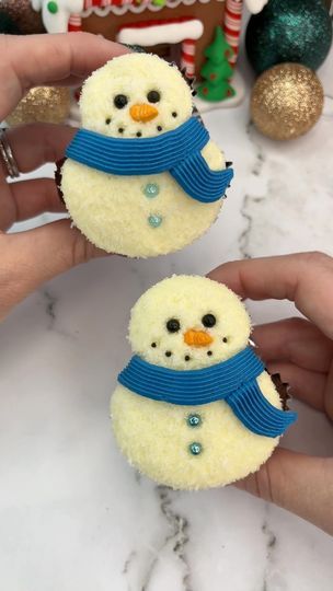 ☃️ Do you wanna build a snowman? ⛄️ Shaping cupcakes using piping tips #bakinghacks Fill your liners half full.Use small piping tips to shape before baking. Bake and cool. Use tip 1A to pipe white buttercream in the shape of a snowman ⛄️ Press into shredded coconut. Use sprinkles for the eyes and nose and pipe dots for the mouth. Use piping tip 48 for the scarf 🧣 #cupcake #christmasbaking #snowman #christmasideas #cakedbyrach #shapedcupcakes | Caked By Rach | Sia · Snowman Snowman Recipes, Penguin Cupcakes, Winter Cupcakes, Wanna Build A Snowman, Christmas Cupcakes Recipes, Snowman Treats, Christmas Themed Cake, Piping Tip, Rachel Lindsay