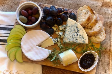 Cheese And Wine Pairings, French Cheese Plate, French Cheese Board, Picnic Business, Wine Board, Harvest Tables, Perfect Cheese Board, Crisco Recipes, Low Carb Crackers