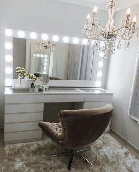 32 Stylish Home Makeup Room Ideas That All Women Must Have | HomeMydesign Makeup Room Diy, Dressing Table Lights, Penyimpanan Makeup, Zimmer Diy, Makeup Vanities, Illuminated Mirror, Light Mirror, Mirror Makeup, Vanity Room