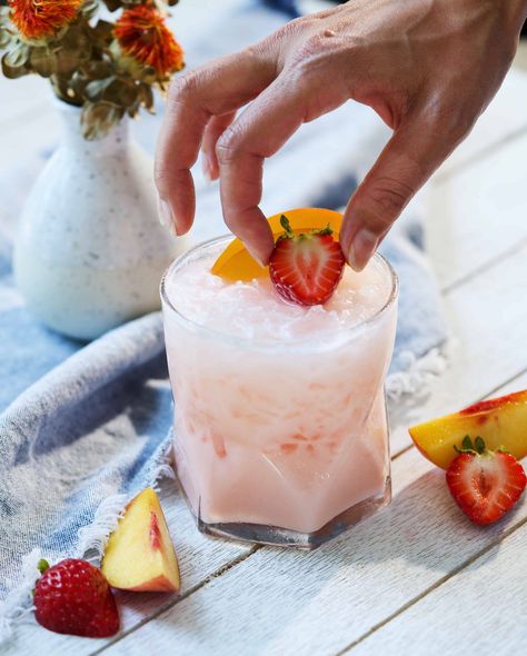 Yogurt Cocktail, Peach Gin Cocktail, Easy Gin Cocktails, Easy Mixed Drinks, Honey Yogurt, Yogurt Drinks, Gin Drinks, Food Drink Photography, Gin Cocktails