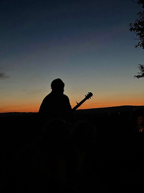 Picture With Guitar, Piano Sunset, Acoustic Guitar Aesthetic, Guitar Sunset, Gorillaz Albums, Outdoors Aesthetic, Guitar Aesthetic, Guitar Boy, Guitar Pics