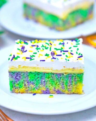 Twinkies Cake, Cake Poke, Twinkie Cake, Mint Cheesecake, Poke Cake Recipe, White Chocolate Sauce, Mardi Gras King Cake, Whipped Frosting, Colorful Desserts