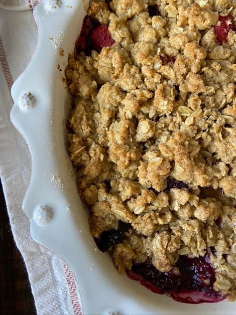 Easy Berry Crisp made with Frozen Mixed Berries Easy Berry Crisp, Strawberry Crisp, Berry Crisp, Strawberry Topping, Streusel Topping, Quick Oats, Bakery Recipes, Mixed Berries, Food Cooking