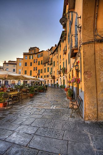 Piazza dell'Anfiteatro - Lucca - Toscana precioso pueblo de la toscana con Dolores Italy Places To Visit, Lucca Italy, Tuscany Travel, Toscana Italia, Under The Tuscan Sun, Living In Italy, Places In Italy, Italian Beauty, Voyage Europe