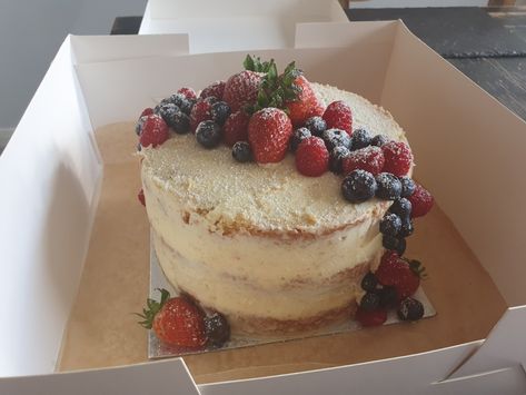 Simple Victoria Sponge Cake, Decorate Cake With Berries, Victoria Sponge Birthday Cake, Sponge Cake Decoration Ideas, Berries Cake Decoration, Sponge Cake Decoration, 12 Inch Cake, Bento Cakes, Sponge Cakes