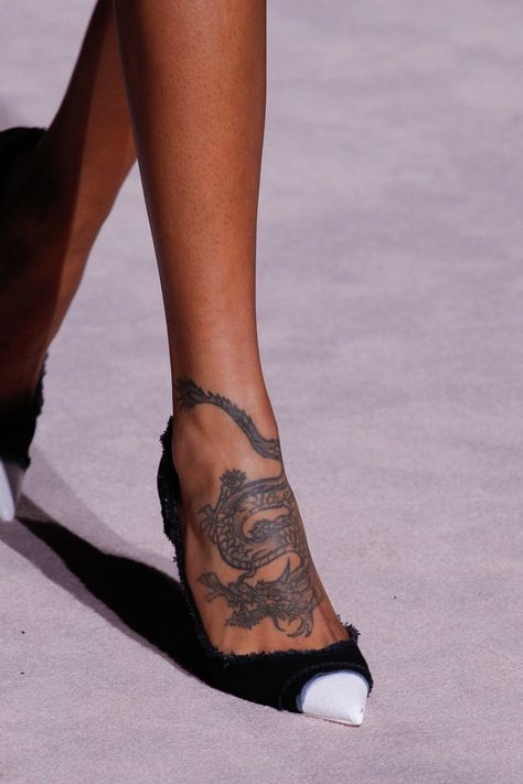 Tom Ford Spring 2018 Ready-to-Wear  Fashion Show Details Womans Tattoos, Serpent Tattoo, Fashion Tattoo, Foot Tattoos For Women, Diy Tattoo, Foot Tattoo, Snake Tattoo, Foot Tattoos, Tattoo Placement