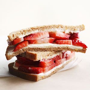 Strawberry And Cream Cheese, Cream Cheese Sandwich, Cream Cheese Sandwiches, Great Breakfast Ideas, Menu Sarapan Sehat, Strawberry And Cream, Pizza Roll, Cheese Sandwich Recipes, Kids Lunch Recipes