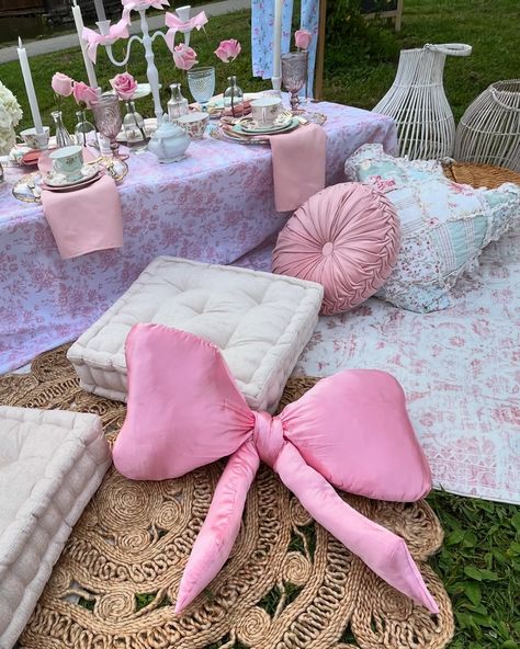 🎀Love Shack Fancy🎀 inspired picnic by @the.boho.barn intimate gatherings and luxury picnics! Decor & design: @the.boho.barn Cake & cupcakes: @angiecakes_alfonsos #statenislandluxepicnics #nycluxepicnics #statenislandpartyrentals #statenislandeventplanner #statenislandpicnics #loveshackfancy #batmitzvah #statenislandbirthdayparty Love Shack Fancy Dinner Party, Love Shack Fancy Picnic, Love Shack Fancy Decor, Love Shack Fancy Tea Party, Loveshackfancy Cake, Love Shack Fancy Birthday, Loveshackfancy Birthday, Love Shack Fancy Party, Loveshackfancy Party