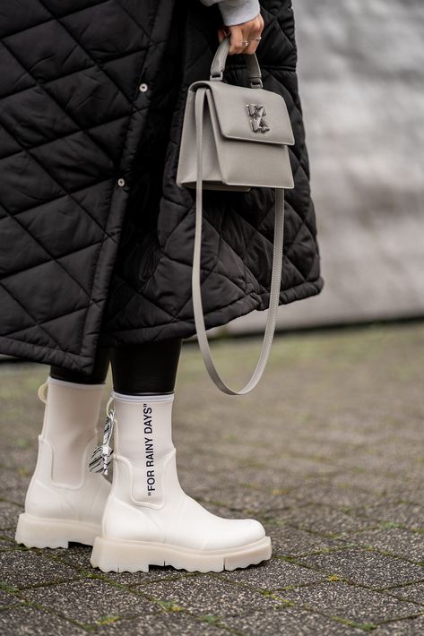 off white boots for rainy days outfit fashion blogger inga brauer Off White Rain Boots Outfit, Off White Rain Boots, For Rainy Days Boots Off White, White Rain Boots Outfit, White Boot Outfit Fall, Ankle Rain Boots Outfit, Boots Outfit Inspiration, Ripped Denim Outfit, Rainy Outside