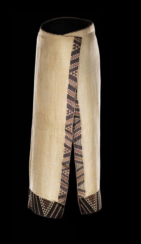 This magnificent kaitaka paepaeroa (fine flax cloak with vertical weft rows and tāniko borders) has a unique history. It belonged to a woman of high status who had considerable mana. In traditional society, the mana of such people permeated their belongings. In 1840 it this cloak saved the life ... Harakeke Weaving, Maori Weaving, Primitive Clothing, Flax Weaving, Life Essentials, Maori People, Maori Designs, Māori Culture, Maori Art