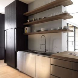 Modern kitchen, black/steel cabinetry, illusion shelves Open Shelving Kitchen Cabinets, Modern Kitchen Shelves, Stainless Steel Kitchen Shelves, House Fever, Wooden Shelving, Model Dapur, House Details, Kitchen Design Open, Kitchen Design Trends