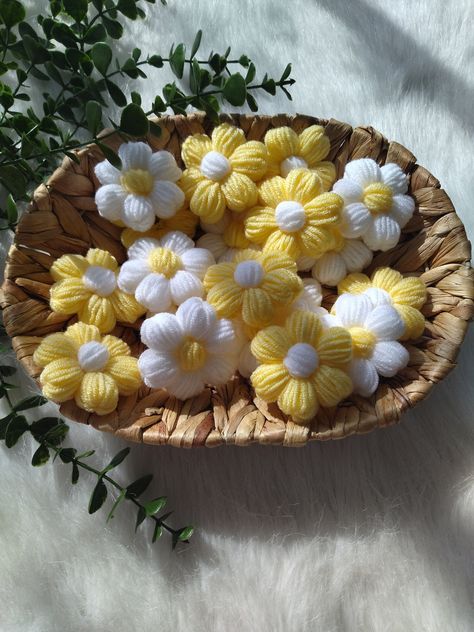 Small Daisy Crochet, Daisy Motif Crochet, Crocheted Daisies, Crochet Puff Daisy, Crochet Daisy Applique Free Pattern, Daisy Flower Crochet, Daisy Crochet Applique, Daisy Patches, 3d Crochet