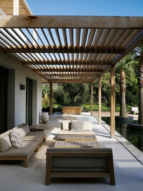 hölzerne überdachung von einer ultramodernen terrasse Ombra Pergola, Modern Pergola Designs, Design Per Patio, Modern Patio Design, Modern Pergola, Pergola Design, Pergola Canopy, Wooden Pergola, Backyard Pergola