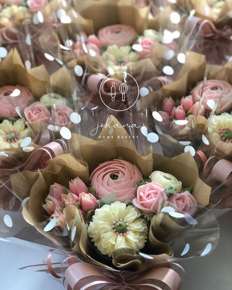 Flower Cupcake Centerpieces, Bouquet Of Flower Cupcakes, Mother’s Day Cupcake Flower Bouquet, Buttercream Flower Cupcake Bouquet, Small Cupcake Bouquet, Mini Cupcakes Flowers, Cupcake Mothers Day, Wedding Cupcake Bouquet, Bouquet Of Cupcake Flowers