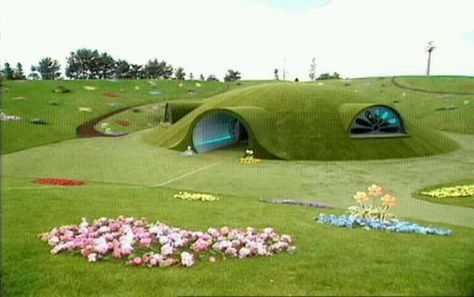 Teletubbies(: Loved the place they lived in. Hobbit Hole, Dreamcore Weirdcore, Earthship, Weird Dreams, Green Aesthetic, Go Green, The Hobbit, Childhood Memories, Indonesia