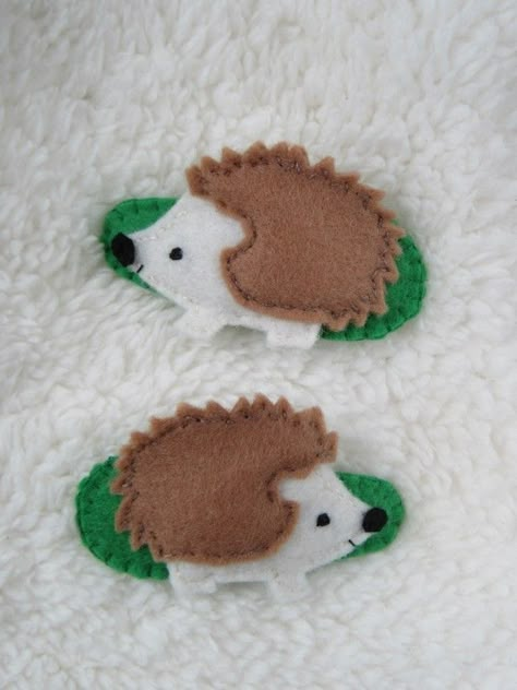 Animal Hair Clips, Felt Hedgehog, Hedge Hogs, Flannel Stories, Felted Toys, Hedgehog Craft, Stocking Ideas, Felt Craft Projects, Geeky Craft