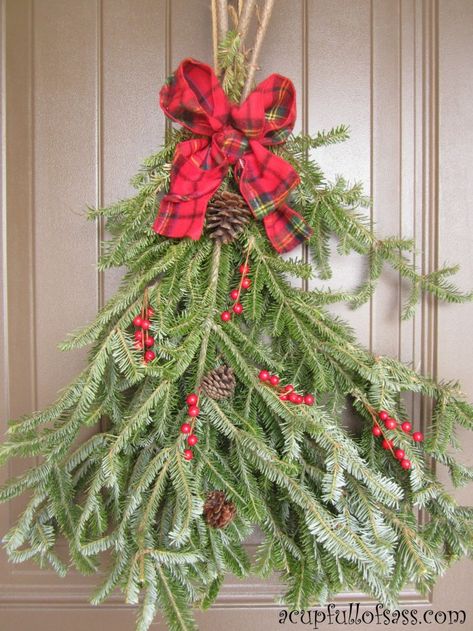 Christmas Door Diy, Christmas Door Swag, Swag For Front Door, Door Swags, Wreath Alternative, Christmas Decorations Centerpiece, Swag Christmas, Slim Christmas Tree, Valentine Diy