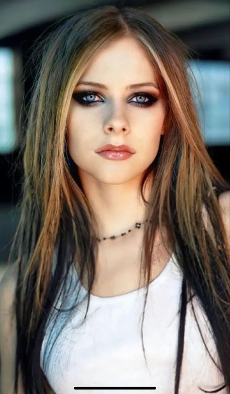 Avril Lavigne Aesthetic, Avril Levigne, Avril Lavingne, Avril Lavigne Photos, Avril Lavigne Style, Girl Trends, Avril Lavigne, Hair Lengths, New Hair