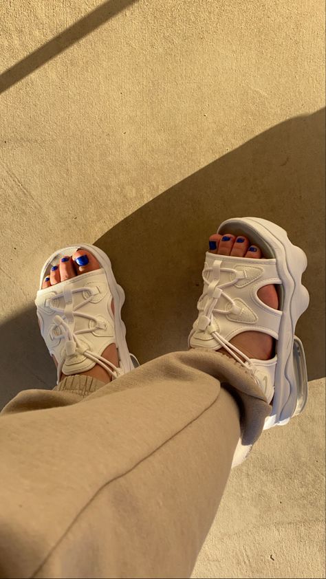 Nike Air Max Koko Sandals, Nike Sandals Outfit, Nike Street Style, Nike Street, Nike Sandals, Dr Shoes, Funky Shoes, Sandals Outfit, Girly Shoes