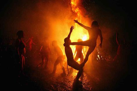 Beltane fire festival in Edinburgh on Carlton hill. Jean Shinoda Bolen, Celtic Calendar, Solstice And Equinox, Ancient Ireland, Fire Festival, Celtic Mythology, Beltane, Central Europe, Stonehenge