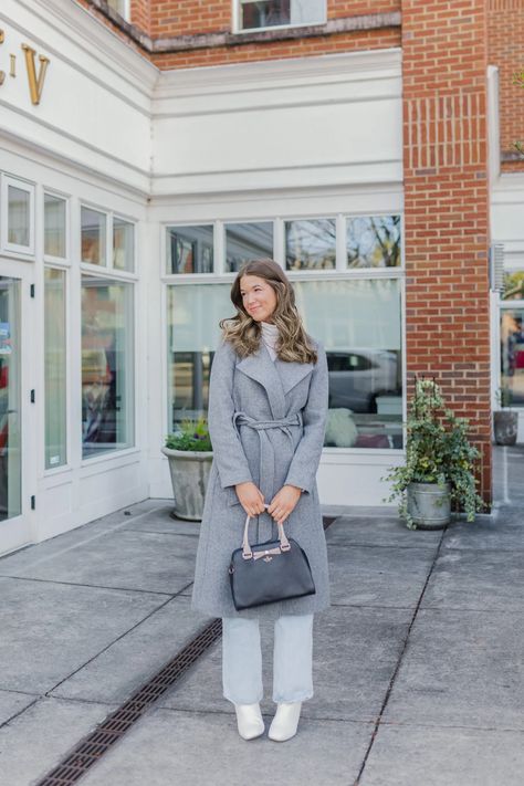 Light Grey Coat Outfit Winter, Grey Long Coat Outfit, Light Grey Coat Outfit, Grey Coat Outfit Winter, Layered Winter Outfits, Grey Coat Outfit, Long Coat Outfit, Long Grey Coat, Winter Coat Outfits