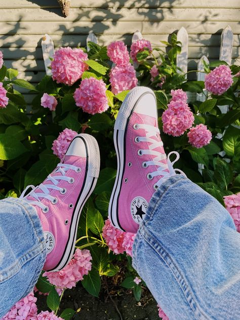 Cute Shoe Pics, Pink Converse Aesthetic, Converse Shoes Aesthetic, Converse Wallpaper, Artsy Shoes, Converse Aesthetic, Cute Converse, Pretty Sneakers, Pretty Shoes Sneakers