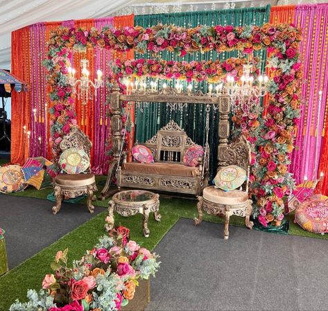 Mehndi Hall Decoration, Wedding Photo Booth Indian, Pastel Mehndi Decor, Mendhi Setup, Mehndi Theme Ideas, Mehndi Decor At Home, Mehndi Stage Decor, Dholki Decor, Mendhi Decor