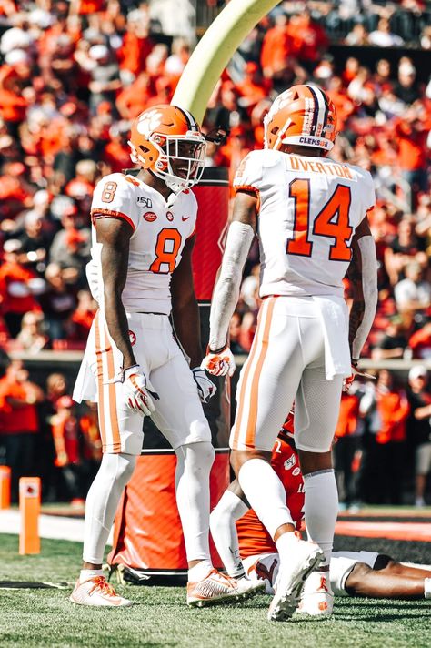 Nfl Asthetic Picture, American Highschool, Highschool Football, College Football Uniforms, Nfl Wallpaper, Collage Football, Clemson Tigers Football, Football Drip, Sports Wallpaper