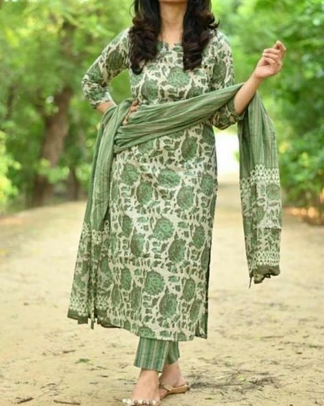 Chudidhar Designs, Cotton Suit Designs, Rayon Kurti, Churidar Designs, Simple Kurta Designs, Simple Kurti Designs, Salwar Designs, Casual Indian Fashion, Long Dress Design