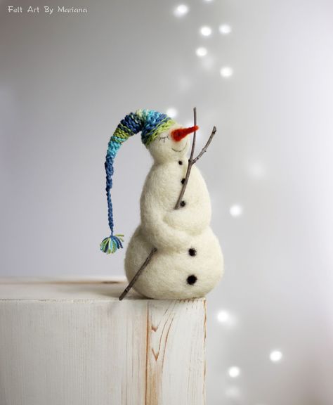 There is no snow yet, but I already made some snowmen for Christmas. Needle Felted Dreamy Snowman With Blue Nightcap This little f... Felted Snowman, Tovad Ull, Felted Christmas, Felt Snowman, Needle Felted Christmas, Snowman Christmas Decorations, Selling Handmade Items, Dreamy Whites, Needle Felting Projects