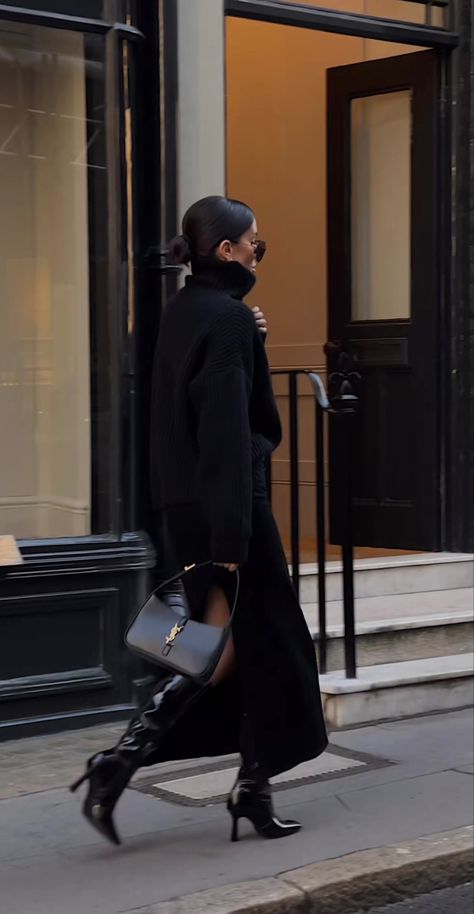 Neutral Edgy Outfits, Cold Winter Outfits Aesthetic Classy, Black Outfit Women, Pr Job, Casual Chic Aesthetic, Ivona Zupet, Old Money Winter, Look Office, Monochromatic Fashion