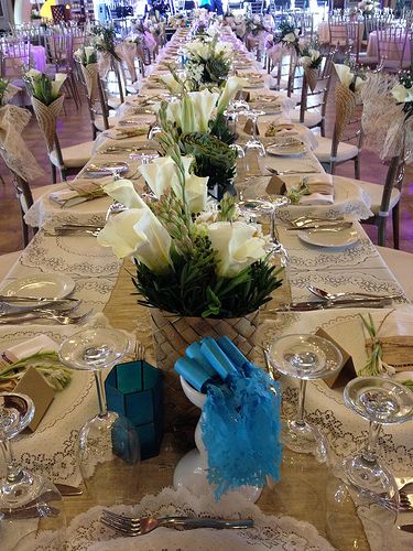 The hand woven table runners are sourced from Vigan and Bukidnon, Philippines. Aren't they beautiful? Wedding Filipiniana, Pinoy Wedding, Hawaiian Theme Decor, Pinoy Fiesta, Filipino Party, Island Night, Filipiniana Wedding Theme, Round Wedding Tables, Filipiniana Wedding