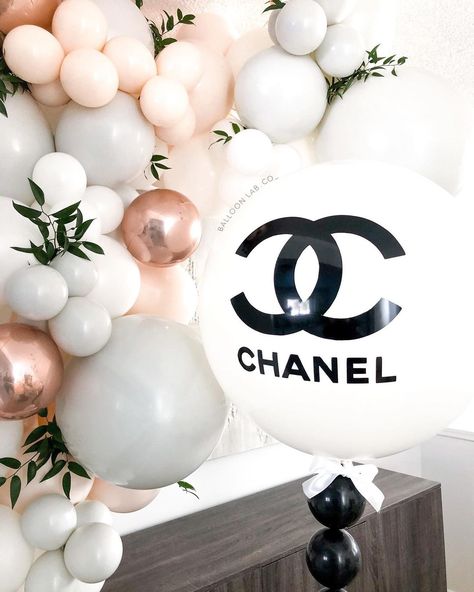 𝗕𝗔𝗟𝗟𝗢𝗢𝗡 𝗟𝗔𝗕 ✨ Chanel balloon Chanel Balloons, Chanel Birthday, Bouquets, Coco, Balloons, Lab, Chanel, Celebrities, Heels