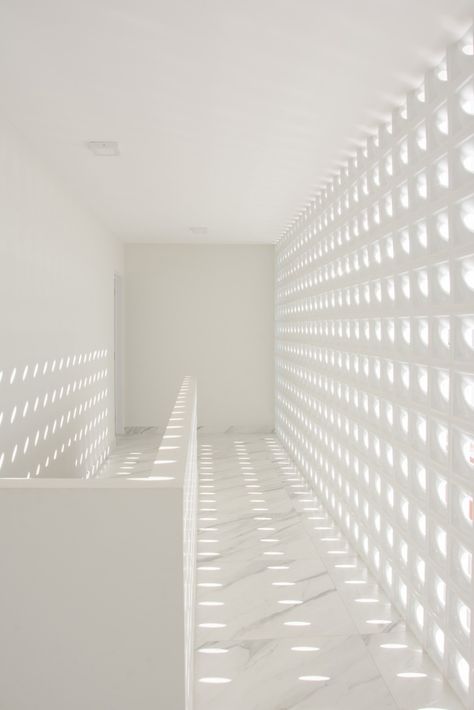 White Light Aesthetic, Building A Small House, White Lights, Photographic Studio, White Space, White Interior, White Aesthetic, Interior Design Styles, Luxury House