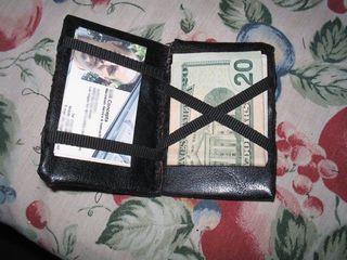 My husband carries around his money and cards on a rubber band, and has always said he hates wallets because they are so bulky; This is the only kind of wallet he has said he'd like. I'm glad they look easy to make, 'cus I haven't been able to find these in stores at all. Magic Wallet Tutorial, Bling Projects, Easy Magic Tricks, Magic Wallet, Easy Magic, Wallet Tutorial, Diy Wallet, Card Tricks, Colorful Bags