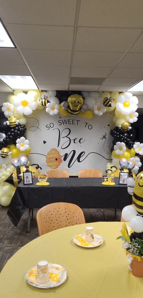 First Bee Day Balloons, First Bee Day Balloon Garland, Bee Day Balloon Arch, So Sweet To Bee One Birthday, Honey Bee Themed Birthday Party, Bee Balloon Arch, Bee Balloons, Sweet To Bee One, Bee Balloon