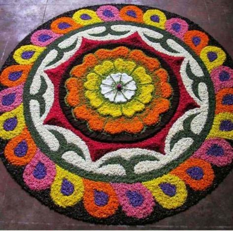 Onam Kolam With Flowers, Onapookalam Designs, Onam Designs, Rangoli With Flowers, Onam Pookalam Design, Onam Pookalam, Poo Kolam, Pookalam Design, Indian Rangoli Designs