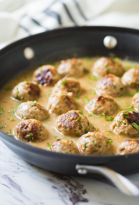 Super soft melt-in-mouth texture of these ground turkey meatballs along with a creamy delicious gravy makes it into a satisfying meal. You can also label them as Thanksgiving turkey meatballs and include them in the upcoming holiday party menu. #watchwhatueat #healthythanksgiving #turkey #meatballs #thanksgivingturkey Turkey Meatballs Healthy, Ground Turkey Meatballs, Healthy Meatballs, Turkey Mince Recipes, Healthy Turkey Recipes, Traditional Thanksgiving Recipes, Ground Recipes, Meatballs And Gravy, Curry Meatballs