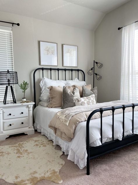 Farmhouse Chic Bedroom Beds & Bed Frames, Black Wrought Iron Bed Bedroom Boho, Room Decor Black Bed Frame, Room Ideas With Metal Bed Frame, Black Farmhouse Bed Frame, Small Bedroom Metal Bed Frame, Iron Headboard Bedroom Ideas, Bedrooms With Iron Beds Decorating Ideas, Black Rod Iron Bed Frame Room Ideas