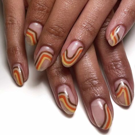 Short Nail Designs Fall Colors, Autumn Short Gel Nails, Short Nail Designs Pumpkin, Shortie Fall Nails, Rainbow Fall Nails, Thanksgiving Dip Nails Ideas, Short Autumnal Nails, Mum Nails Short, Fall Gel Nails Ideas Natural Nails